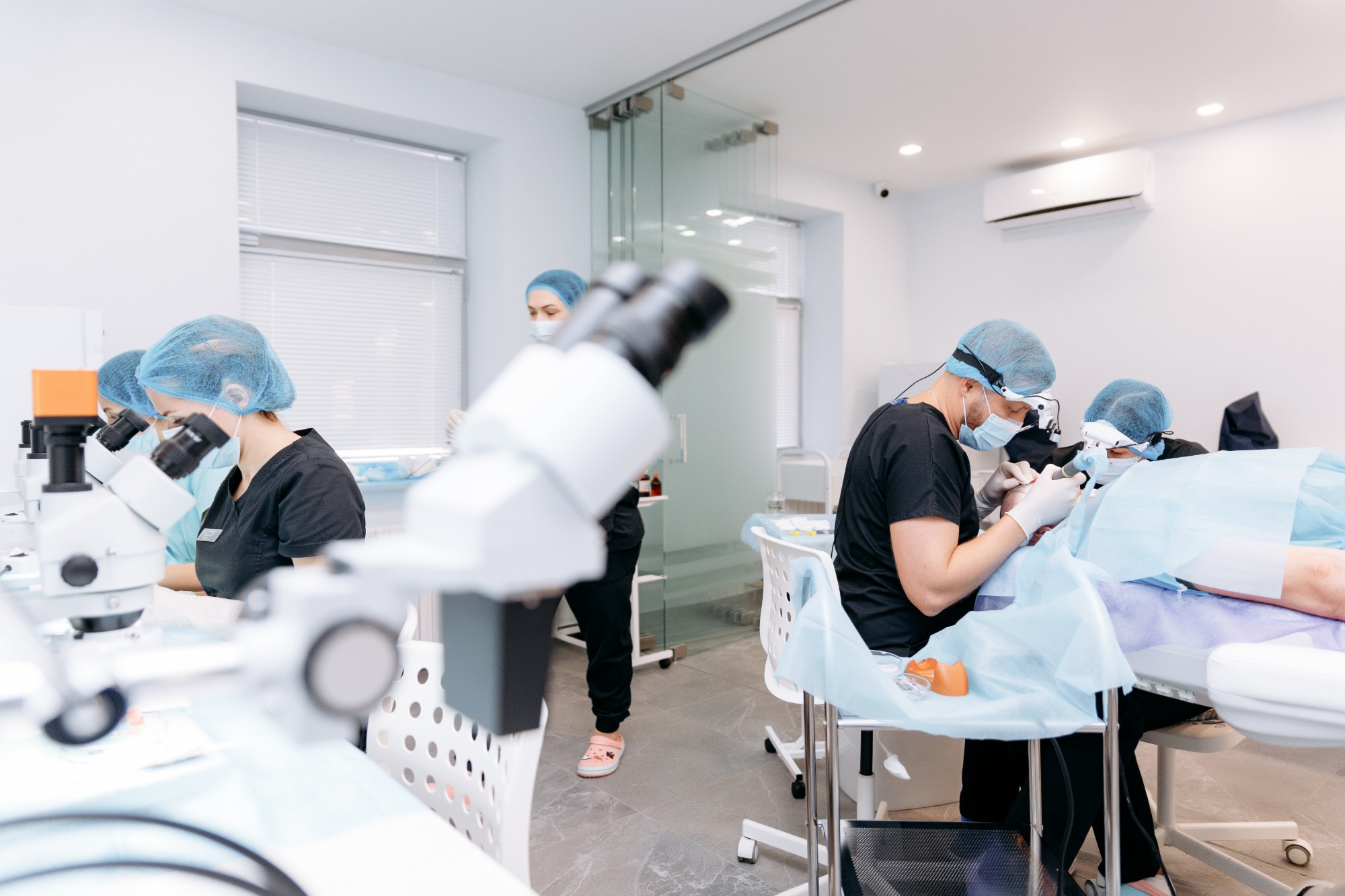 HairMed — центр лікування та трансплантації волосся — Трансплантація: робота бригади